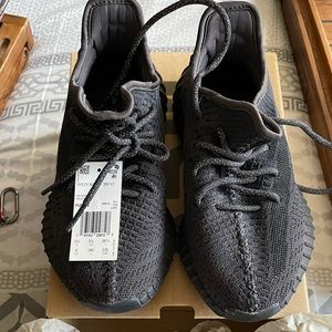 Yeezy 350V black on black Non-reflective